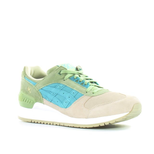 El comienzo de los años 90 era rico en modelos deportivos ASICS. Uno de los representantes de ese período es Gel-Respector, creado en 1991. Este modelo de ejecución fue creado para personas que valoran un ajuste perfecto por encima de todo. Creando una nueva silueta bastante agresiva, los diseñadores modelaron en la Alianza ASICS a partir de 1985 en la versión original, esto se indicó con un patrón ondulado en la parte trasera de la suela. También hubo excelente amortiguación, basado en diferentes densidades de la suela y el cojín de gel. Esta solución, a su vez, es bien conocida por la familia Gel-Lyte ligeramente más antigua. Además, la estabilización del pie, que es soportada por un sujetador moldeado por TPU.