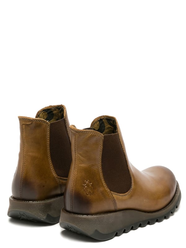 De Fly London Women's Salv195 Chelsea Leather Boots uit de Sminx Line bieden een stijlvol en praktisch ontwerp voor dagelijks gebruik. Deze laarzen hebben een instapmodel en zijn gemaakt van eersteklas leren bovenwerk, een voering van microvezel en een comfortabele binnenzool van microvezel. De duurzame TR-rubberen zool zorgt voor langdurige ondersteuning, terwijl de 3,5 cm hoge wighak precies de juiste hoeveelheid hoogte toevoegt voor een subtiele lift. Deze Chelsea-laarzen zijn perfect om te combineren met casual of semi-formele outfits en combineren comfort en tijdloze stijl. Bovenwerk: leer, voering: microvezel, binnenzool: microvezel, zool: TR-rubber, hakhoogte: 3,5 cm, instapmodel.