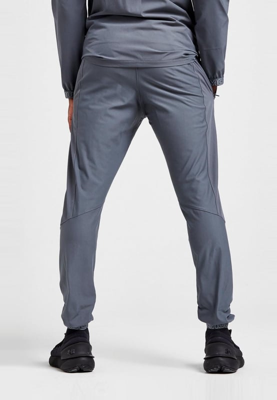 Van de straat naar de training, rep deze heren Vanish Track Pants van Under Armour. - - . Deze trainingsbroek is gemaakt van soepele, duurzame polystof voor langdurig gebruik. - -. Uitgevoerd in zwart en grijs en voorzien van een elastische tailleband en geweven enkelboorden om de pasvorm te verbeteren. - -. Afgewerkt met Under Armour-logo rond de manchetten en een handtekeninglogo op de dij. Machinewasbaar. - -. Ons model is 1.80m en draagt maat medium.