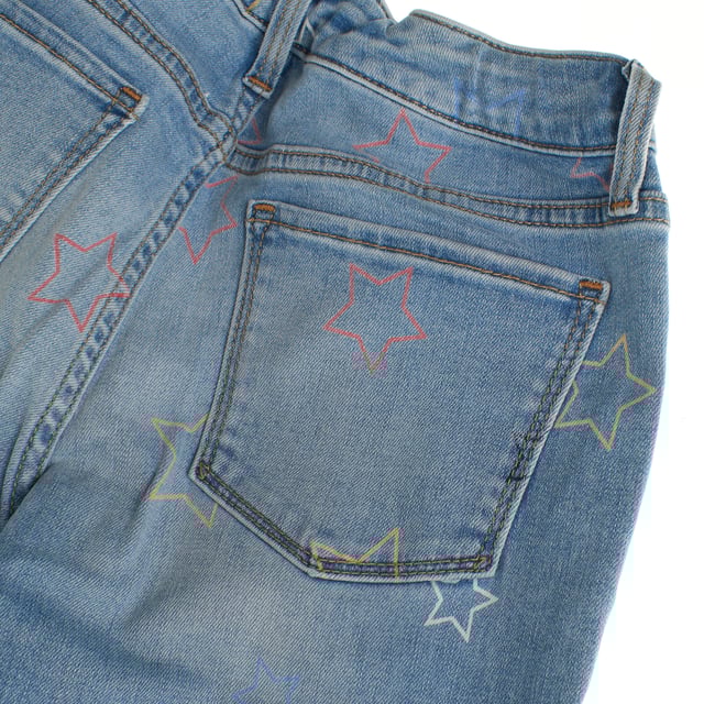 These girls' jeans combine style and functionality, with an elastic waistband at the back that provides comfort and easy adjustment.

 In addition, it has an invisible and adjustable waist adjustment system for a perfect fit.

 The classic five-pocket design gives it a timeless look, while all-over star print detailing adds a fun, modern touch.

 Its fitted cut from the hip to the ankles makes it an ideal option for a casual look with a youthful and original touch.
 Composition: 92% Cotton, 7% Lycra, 1% Elastane
 Care:
- Machine wash cold.
 - Use similar colors in the wash.
 - Avoid the use of bleaches.
 - Dry at low temperature in the dryer.
 - Iron at low temperature.
 - Do not dry clean.