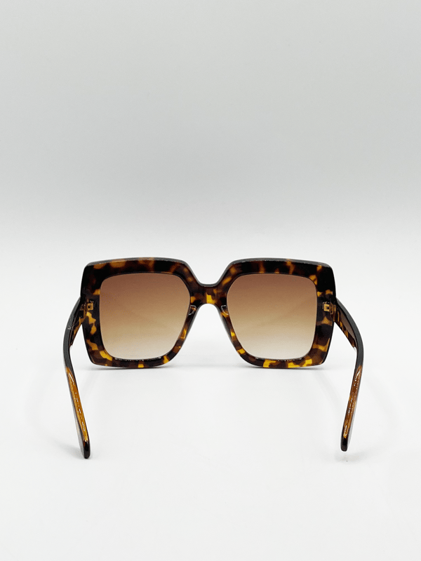Oversized Square Frame in Brown Tortoiseshell
Frame Colour: Tortoiseshell
Lens Colour: Brown
One Size
SKU: SG2400505
UV 400 PROTECTION IN ACCORDANCE WITH 89/686/EEC BS EN ISO 123-1:2013
FDA Approved
