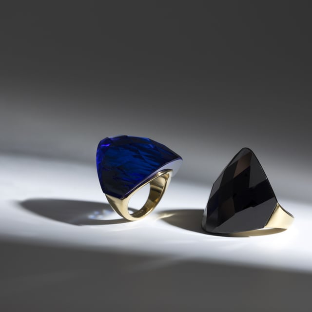 Anillo Konsil de Cuarzo Hidrotermal Lapislazuli acabado en oro amarillo de 18K. África se convierte en la línea perfecta para mujeres con personalidad, que no temen arriesgar y lucir piezas con carácter propio.