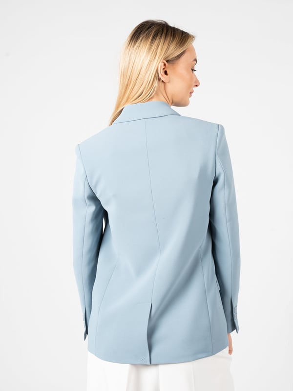 El corte simple de esta chaqueta es sinónimo de elegancia y estilo atemporal, que se integra perfectamente en cualquier look, tanto formal como menos oficial.
La construcción de doble pecho de la chaqueta añade un carácter clásico y es la elección perfecta para aquellas personas que valoran los cortes tradicionales con un giro moderno.
Abrochada con un botón logotipado, esta chaqueta no solo se convierte en un elemento funcional del armario, sino también en un refinado acento que destaca la marca y calidad del producto.
Con costuras modeladoras que visualmente estilizan la silueta y agregan estructura, resaltando los atributos de la figura de quien la lleva.
Con forro, lo que proporciona comodidad adicional al usarla y un suave ajuste del tejido en el cuerpo, lo cual es esencial para mantener una apariencia elegante.
En los costados, dos bolsillos no solo son un agregado práctico, sino también un sutil elemento decorativo, añadiendo funcionalidad a la chaqueta.
Hecha de tela de alta calidad, lo que garantiza durabilidad y resistencia, así como permite mantener una presentación impecable por mucho tiempo.
Producida en Italia, lo que garantiza la artesanía y atención en cada detalle, incluso el más pequeño, característico de los productos italianos.