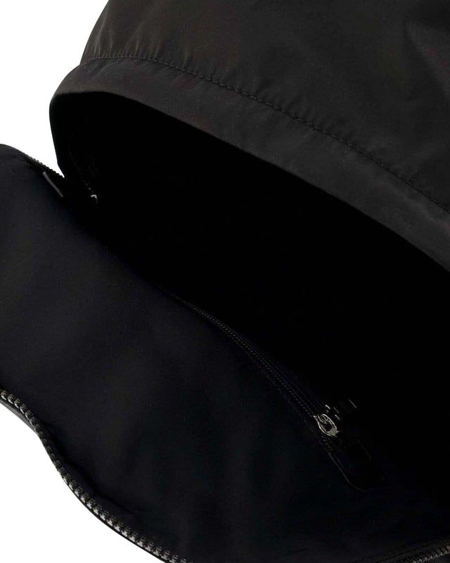 Denna oversized nylonryggsäck från Dolce & Gabanna kommer att ge en sportig touch till din stil. Ta med den till jobbet eller på helgen, du kan inte gå fel. Remmar: 35 cm. Bärs på axeln - justerbara remmar. Material: nylon. Färg: Noir - 8B956 Nero/Nero. Stängning: dragkedja på toppen. Interiör: ett fack med dragkedja, ett platt fack. Bredd: 180 mm, längd: 390 mm, höjd: 450 mm.