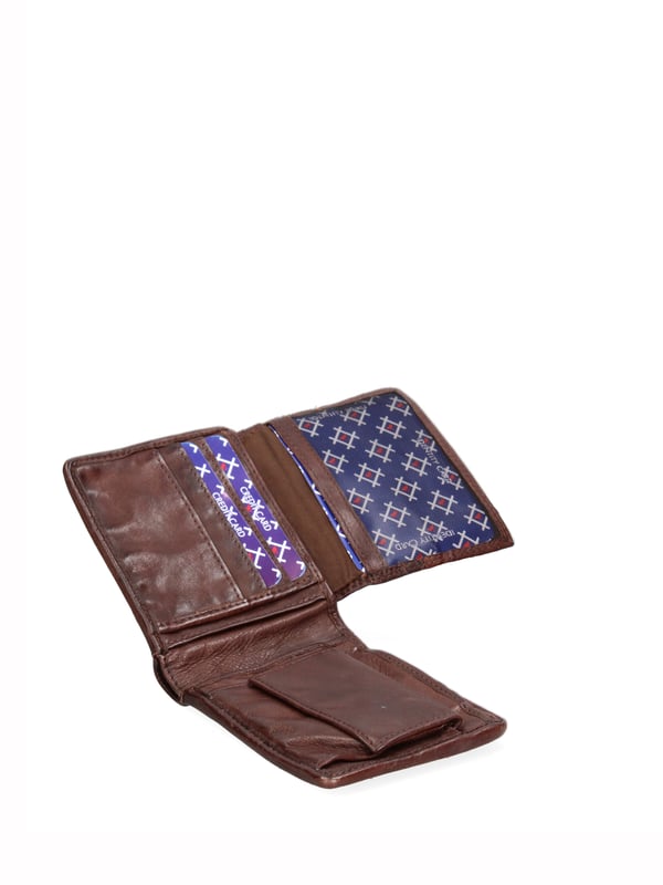 Cartera de hombre. El cierre está ausente. Los bolsillos internos son tarjeteros para billetes y monedas. Los bolsillos externos están ausentes. Falta la correa para el hombro. Falta el mango. Hay un compartimento interno. El material exterior es 100% Piel Auténtica. Internamente está forrado en piel auténtica. Medidas: 12x9x2 cm. Producto de moda