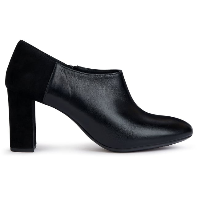 Pheby 80 is an ankle boot with a feminine aesthetic, plenty of bold panache and a design that delivers comfort and breathability. An ideal solution for business looks and important engagements, it features an upper that combines nubuck and suede.