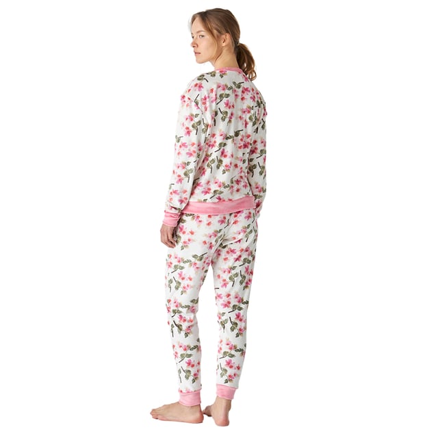 Women's long-sleeved pajamas with an elegant and comfortable design, ideal for lounging or relaxing at home.

 Made from soft velvet, these pyjamas are ideal for cool nights and offer a feeling of exceptional warmth and comfort.

 Its modern and sophisticated design adapts perfectly to the female figure, enhancing the silhouette with a chic and relaxed style.

 The set includes a solid-coloured long-sleeved top with a delicate V-neck, while the matching trousers feature an attractive print. An elasticated drawstring waist provides freedom of movement.

 Tonal exposed stitching adds a subtle yet elegant detail.

 Enjoy the softness of velvet and a design that combines fashion and functionality. Ideal for giving as a gift or for pampering yourself.
 Composition: Shirt: 95% Polyester, 5% Spandex; Pants: 95% Polyester, 5% Spandex
 Care:
-Wash on a gentle cycle.
 -Always use cold or warm water.
 -Do not use a dryer. It is better to air dry.
 -If necessary, iron at low temperatures.
 -Do not use bleach.