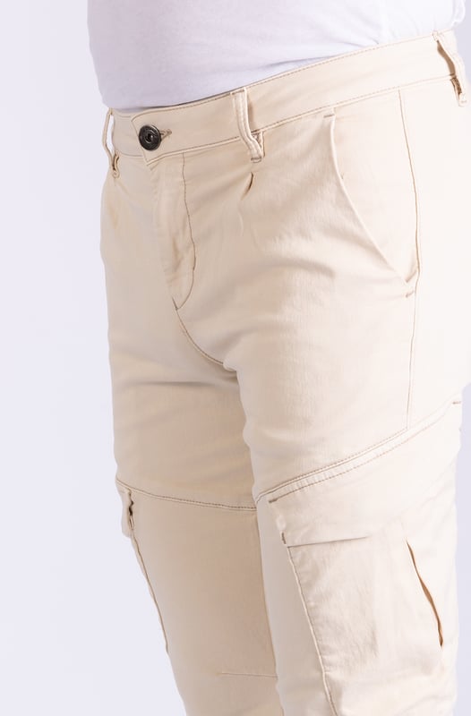 Diese Non-Denim Hose in Slim-Fit-Form hat einen mittelhohen Bund und zwei aufgesetzte Cargotaschen an den Oberschenkeln. Erhältlich in den Farben Braun, Navy und Sand.