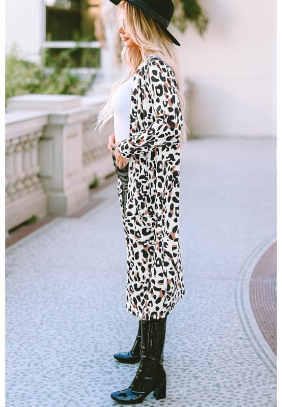 Lässiger Cardigan mit Leopardenmuster für Damen. Offenes Frontdesign mit zwei Taschen. Aus weichem, leichtem Stoff. Maxilänge für einen stylischen Look. Perfekt zum Kombinieren mit Ihren Herbst-Outfits. Material: 95 % Polyester, 5 % Elastan.