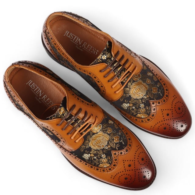 Añade un toque único a tu vestuario formal con los zapatos brogue de cuero con estampado floral para hombre de Ross. Fabricados 100 % con cuero de primera calidad, estos zapatos brogue combinan estilo, durabilidad y comodidad. Con detalles brogue clásicos con patrones decorativos, aportan elegancia y sofisticación a cualquier look. Estampado floral único para una declaración audaz y elegante Cuero de primera calidad para mayor durabilidad y lujo Detalles brogue clásicos para un atractivo atemporal Diseño con cordones para un ajuste ajustable
