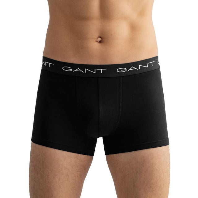 Der 3er-Pack Trunks ist aus Baumwoll-Stretch-Jersey gefertigt und hat eine enge Passform, kurze Beine und eine normale Taille. Ausgestattet mit einem gestrickten elastischen Bund mit wiederholtem GANT-Logo.