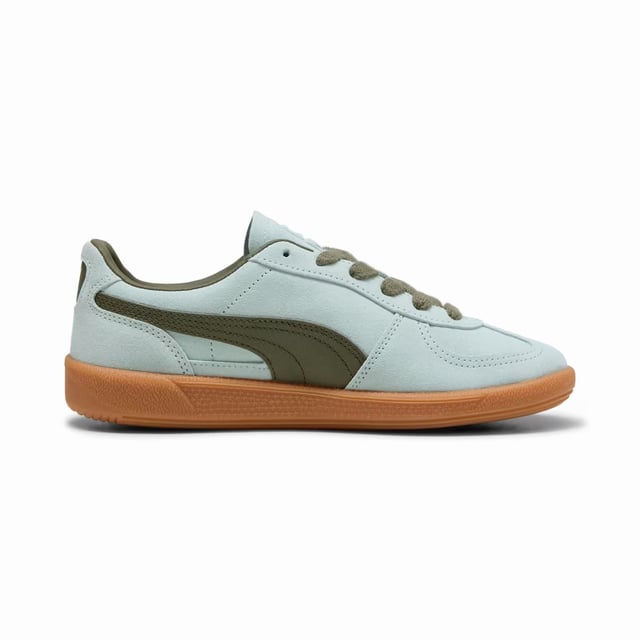 Sneaker gemaakt van een eersteklas leren bovenwerk, met een suède Formstrip, T-teen en hiel overlay voor een klassiek, stijlvol ontwerp. Afgewerkt met een duurzame rubberen zool voor betrouwbare grip en langdurig gebruik.