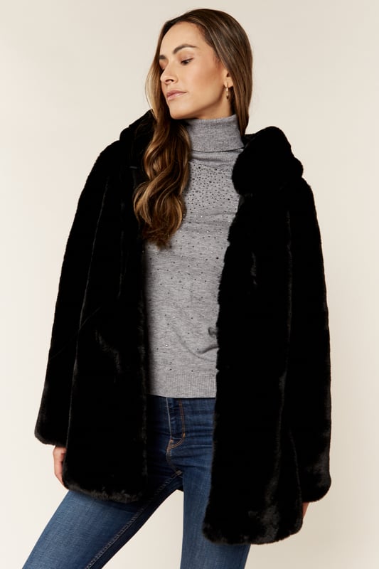 Diese Kapuzenjacke ist das ultimative Stilmittel dieser Saison. Mit Kunstpelz, einer Kapuze und einem Haken-Ösen-Verschluss ist diese Jacke perfekt für kühle Tage, an denen Sie eine ultrawarme Schicht brauchen. Kombinieren Sie es mit lässigen Hosen und frischen Tritten für einen schicken Freizeitlook.