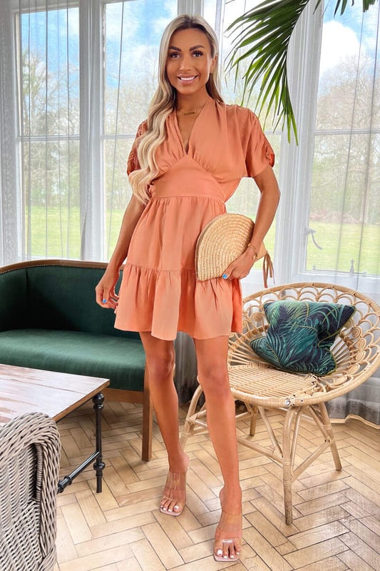 Our Terracotta Short Sleeve Tie Back V Neck Mini Dress is the perfect
day dress! Featuring a v-neck, short sleeves, tie back and a smock
style mini dress. We'll be pairing with sandals and a cute bag!

Model wears: UK 8/ EU 36/ US 4
Model's height: 165cm/ 5'5"
Approx length from centre back to hem: 89cm
Fabric composition: 100% Polyestr
Colour: TERRACOTTA