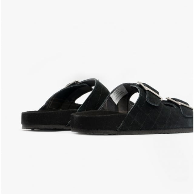 Barbour EDDIE Mens Suede Mule Slippers Black Barbour Barbour EDDIE Mens Suede Mule Slippers Black
Upper Material: Suede
Lining Material: Nylon
Sole Material: Synthetic
Closure/Fastening: Slip-On
Features: Comfort,Breathable
Toe Shape: Round
Shoe Width: Regular
Item Weight: 0.5 KG
Heel Height: Flat (Under 2.5cm)
Slipper Style: Mule
Gift Boxed: No
Product Code: MHF0005BK92
