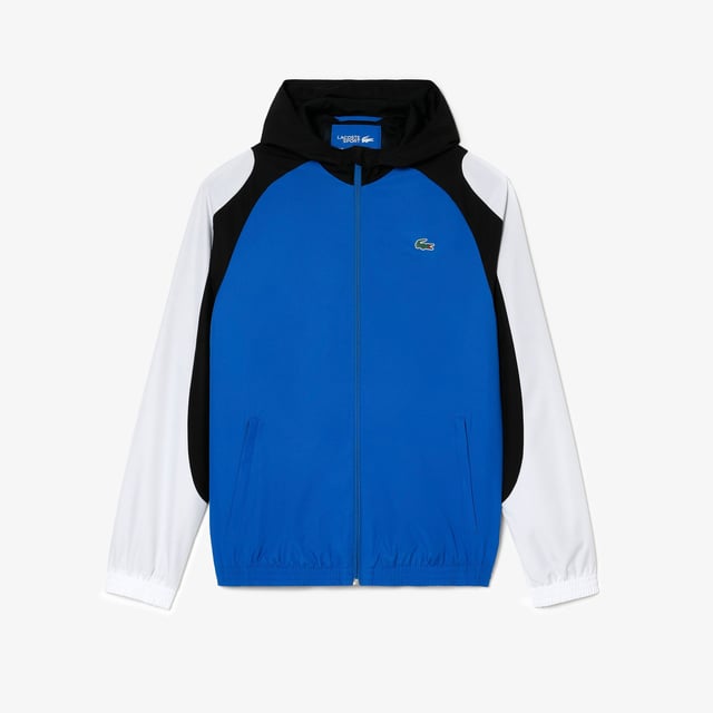 De technische capsule biedt een complete seizoensgarderobe met een sterke designidentiteit op en buiten het veld. Alle iconische stoffen van de capsule voldoen aan de huidige milieueisen met de 100% gerecyclede polyester materialen.- Regular fit: natuurlijk gemak op het lichaam- Ergonomische snit en genaaid voor een atletisch silhouet- Diamond weave taffeta- Eco verantwoorde stof : gerecycled polyester- Groene krokodillentransfer- Nieuwe LACOSTE & Crocodile tape aan de zijkanten. Ref: BH9272JKT.