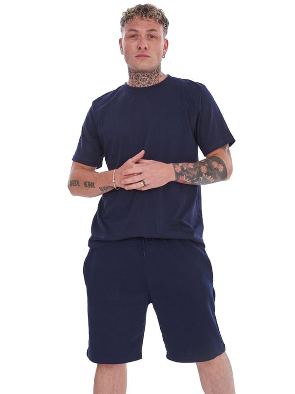 Wir stellen Ihnen das Kruze Herren-Trainingsanzug-Set vor: eine stilvolle und bequeme Ergänzung Ihrer Garderobe. Das normal geschnittene T-Shirt mit Rundhalsausschnitt verfügt über einen Rundhalsausschnitt und kurze Ärmel, ergänzt durch ein weiches Futter für zusätzlichen Komfort. Die dazugehörigen Shorts haben eine reguläre Passform mit elastischem Bund und verstellbarem Kordelzug und sorgen so für eine perfekte Passform. Werten Sie Ihre Activewear-Kollektion mit diesem unverzichtbaren Set auf! 52 % Baumwolle, 48 % Polyester. Erhältlich in Schwarz, Grau und Marineblau.