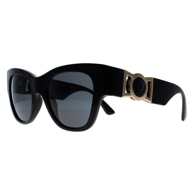 De Versace VE4415U GB1/87 zwart donkergrijs zonnebril is een luxe en stijlvolle brillenoptie voor wie van mode houdt. Het cat-eye montuur, het Medusa hoofdembleem en de goudkleurige details voegen elegantie toe aan het ontwerp, terwijl de verstelbare neuskussentjes zorgen voor een comfortabele pasvorm. Ideaal voor modebewuste individuen die op zoek zijn naar een glamoureuze en geraffineerde bril voor dagelijks gebruik of speciale gelegenheden.