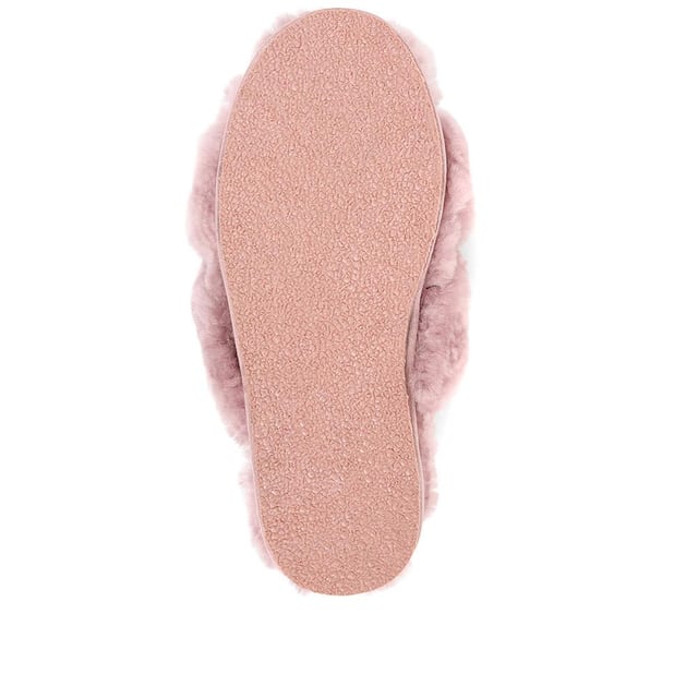 Our Dory slippers are primed for duvet days and WFH days. Crafted in luxuriously soft sheepskin both inside and out, Dory offers unmatched and all-encompassing comfort. Made for comfortable and elegant wear around the house, the fluffy slippers are based on a lightweight and flexible sole. You'll find yourself reaching for Dory as soon as you step through the front door.