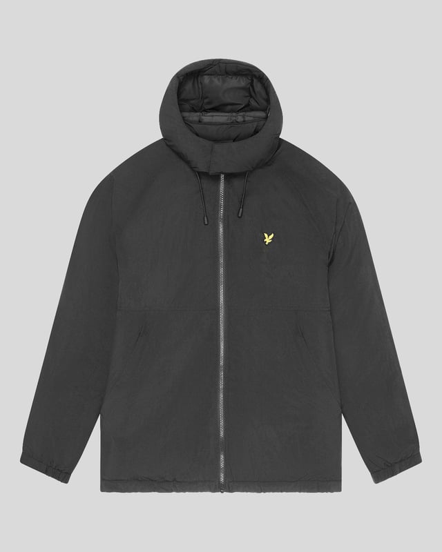 Deze gewatteerde pufferjas is perfect voor de winter en daarna. Hij is gevoerd met een isolerende vulling en heeft een relatief losse pasvorm, perfect om als laagje te dragen. De opstaande kraag, capuchon en verstelbare zoom met trekkoord houden de warmte binnen en de kou buiten. - Opstaande kraag - Capuchon met drukknopen - Ritssluiting aan de voorkant - Lange mouwen - Verstelbare zoom met trekkoord - Twee zijzakken met ritssluiting - Samenstelling: 100% polyester