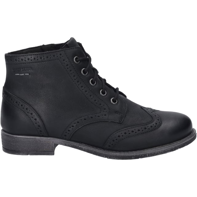 Entdecke die Eleganz und den unvergleichlichen Tragekomfort mit der Sienna 75 Stiefelette von JOSEF SEIBEL. Dieses Modell, perfekt für die Dame mit Sinn für zeitlose Mode, hebt sich durch seine Farbgebung in klassischem Schwarz hervor. Gefertigt aus feinstem Ziegenleder in Nappa-Qualität, verspricht diese Stiefelette nicht nur eine exzellente Passform, sondern auch Langlebigkeit. Die Sohle in edlem Grau aus TR (Thermoplastischem Kautschuk) unterstreicht nicht nur den modischen Anspruch, sondern bietet auch gute Rutschfestigkeit und eine lange Haltbarkeit. Der leichte Blockabsatz mit einer Höhe von 3 cm ergänzt das Design auf dezente Weise und sorgt für einen angenehmen Gang. Dank der herausnehmbaren Innensohle lässt sich der Schuh individuell anpassen und bietet die Möglichkeit, ein eigenes orthopädisches Fußbett zu verwenden, was den Tragegenuss weiter steigert. Die Schnürung garantiert eine optimale Anpassung an den Fuß und unterstreicht den casual-orientierten Look, der sich hervorragend für diverse Freizeitaktivitäten eignet. Ob beim Stadtbummel oder einem entspannten Spaziergang im Freien, die Sienna 75 Stiefelette ist der ideale Begleiter für jede Gelegenheit. JOSEF SEIBEL setzt mit seiner Produktlinie auf modernen Komfort und Perfektion in Passform und Funktion, was sich in der hochwertigen Auswahl der Materialien widerspiegelt. Die Herstellung nach der AGO-Methode, eine moderne Fertigungsart, die für Leichtigkeit und Formbeständigkeit steht, zeugt von der innovativen Ausrichtung des Unternehmens. Als Zeichen gegen Fast Fashion, repräsentiert jede Stiefelette von JOSEF SEIBEL die Werte der Slow Fashion: Beständigkeit, Qualität und ein bewusster Umgang mit Ressourcen. Mit der Sienna 75 erhältst du nicht nur einen Schuh, sondern ein Stück Tradition und Innovation, das dich in zahlreichen Lebenslagen stilvoll begleitet.