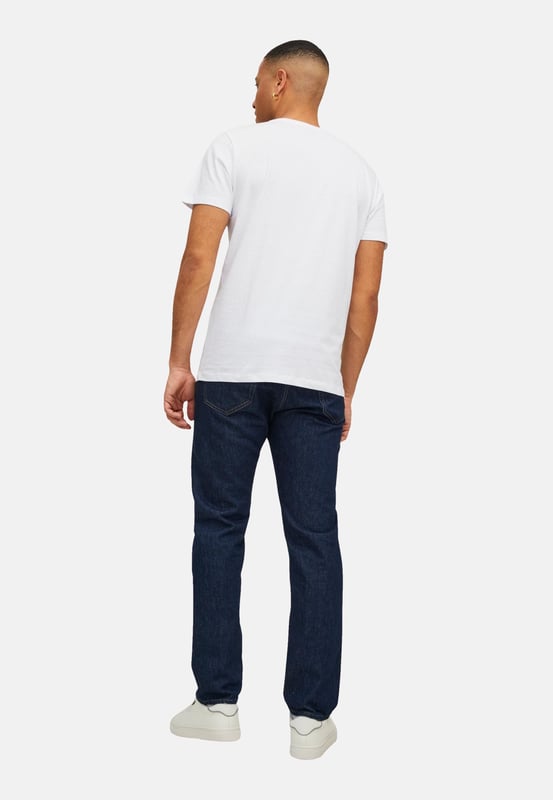 Classic T-shirt with a round neckline and short sleeves. The large print on the front gives the shirt that certain something. The set contains 3 T-shirts in different colors.