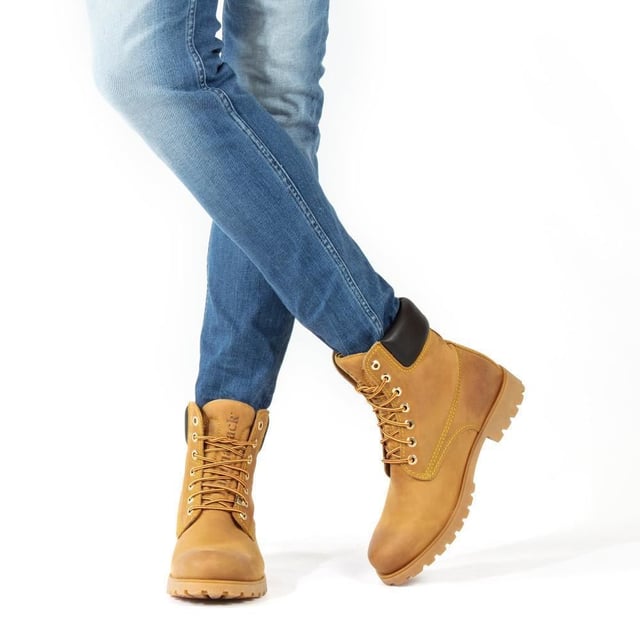Steigen Sie mit Stil und Komfort aus mit Panama Jack-Stiefeln. Egal, ob Sie über schroffe Landwege wandern oder durch städtische Straßen navigieren, der originale Panama Jack 03 C1 Herren-Schnürstiefel ist Ihr perfekter Begleiter. Diese Stiefel zeichnen sich durch ein klassisches Design mit einer schlichten runden Spitze und einem dunkelbraunen, gepolsterten Lederkragen aus und strahlen zeitlose Eleganz aus. Die kontrastierenden roten und gelben Schnürsenkel sorgen für einen Farbtupfer, während die genähte karamellfarbene Commando-Sohle für Strapazierfähigkeit und Stabilität in jedem Gelände sorgt. Für die Herren sind die Schnürstiefeletten Tan Panama Jack 03 für Herren so konzipiert, dass sie den Elementen standhalten. Mit einem wasserdichten, glatten Nubuk-Obermaterial, einem weich gepolsterten Knöchelschaft und einem warmen Futter halten diese Stiefel Ihre Füße kuschelig und trocken. Das geprägte Logo an der Ferse und die silbernen sechseckigen Metallösen verleihen ihrem robusten Charme einen Hauch von Raffinesse. Hauptmerkmale: Klassisches Design: Die Panama 03-Stiefel vereinen Design, Qualität und Komfort nahtlos und bieten eine zeitlose Ästhetik für Männer und Frauen. Vielseitiger Tragekomfort: Egal, ob Sie die Straßen der Stadt erkunden oder Bergpfade erobern, diese Stiefel sind perfekt für alle Ihre täglichen Abenteuer. Wasserdichte Konstruktion: Diese Stiefel sind aus wasserdichtem Vintage-Nappaleder mit Lederfutter gefertigt und sorgen dafür, dass Ihre Füße bei jedem Wetter trocken und bequem bleiben. Anatomische Unterstützung: Genießen Sie verbesserten Komfort und Hygiene mit der anatomisch geformten Innensohle, die eine perfekte Passform für Ihre Füße bietet. Langlebig und rutschfest: Die Gummiaußensohle bietet Flexibilität, Haltbarkeit und rutschfeste Traktion und sorgt für Stabilität auf verschiedenen Oberflächen. Hergestellt in Spanien: Mit einer Schafthöhe von 18 cm werden diese Stiefel fachmännisch in Spanien gefertigt, um höchste Handwerkskunst und Qualität zu gewährleisten. Schlüpfen Sie in die Stiefel von Panama Jack und erleben Sie die perfekte Mischung aus Stil, Haltbarkeit und Komfort für Ihre alltäglichen Abenteuer. Diese Stiefel wurden für diejenigen entwickelt, die Wert auf Qualität und Handwerkskunst legen. Sie sind Ihr vertrauenswürdiger Begleiter, wohin auch immer Ihre Reise Sie führt.