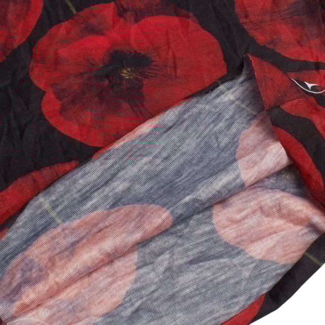 Buff Original multifunctional breech designed to offer versatility and comfort in any outdoor activity.

 Main features:

 - Multifunctional, can be used as a scarf, hair band, mask, beanie or bandana.
 - Unisex.
 - Elastic neck gaiter.
 - Versatile.
 - Seamless tubular Buff provides a comfortable fit and prevents skin irritation.
 - Offers a sun protection level of 50 UPF.
 - Protects against cold, wind and sun, making it perfect for outdoor sports.
 - One size.
 - Designed for adults.
 - Ideal to wear all year round.
 - Available in a wide variety of colors and prints with the Buff logo that highlights the quality of the brand.

 A functional and practical garment for those seeking comfort and protection on any adventure.
 Measures: 24.2 X 49.5 cm
 Composition: 100% Polyester
 Care:
- Machine wash max. at 40ºC.
 - Avoid the use of fabric softeners.
 - Do not use bleach.
 - Do not use a dryer.
 - Do not iron.
