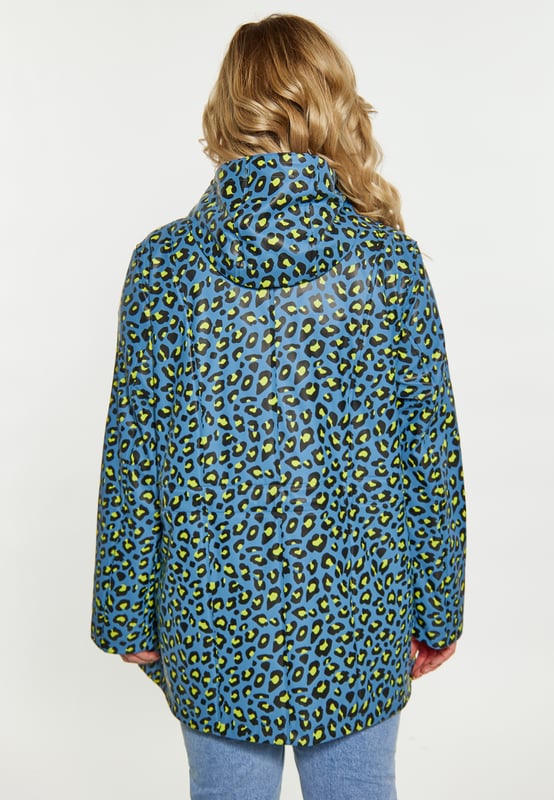 Ga de frisse lucht in met dit stijlvolle regenjack met een opvallende cheetah-print. Ontworpen met een lange, losse pasvorm en een verstelbare taille voor comfort, perfect voor mensen met een grotere maat. Waterdicht materiaal (3000 mm) houdt je droog, terwijl drukknopen en een ritssluiting de functionaliteit vergroten. Jas met verstelbare capuchon, opstaande kraag en praktische zakken met drukknopen, gelaste naden zorgen voor gebruiksgemak, zelfs tijdens de zwaarste regen. Dit product maakt deel uit van de Plus Size-collectie.  Regenjas