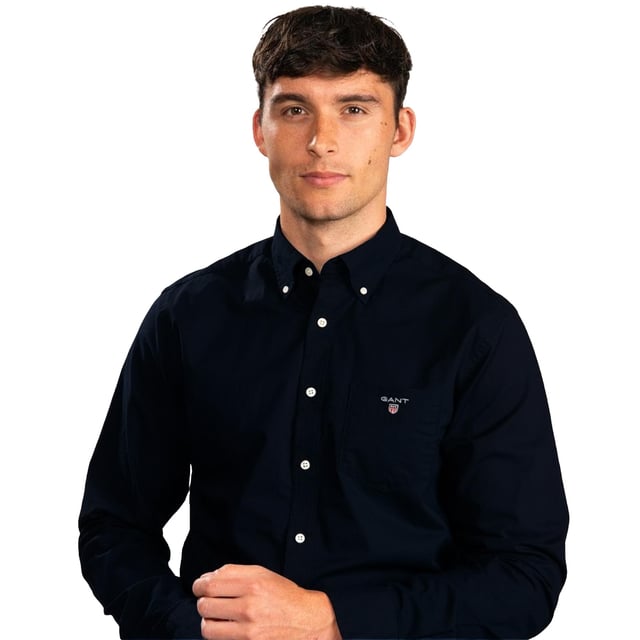 Hechos a mano con algodón ligero y transpirable, estos Gant Originals cuentan con un cuello con botones y el logotipo clásico de la marca en el pecho. La camisa Regular Fit Indigo es un clásico preppy esencial que te llevará a través de los meses más cálidos y más allá. CAMISA GINT OXFORD