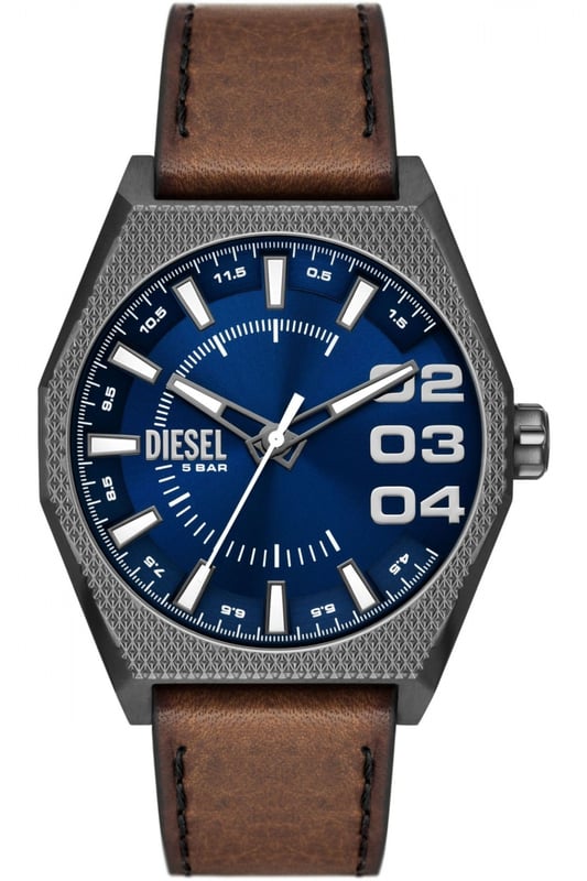 This Diesel Scraper Analogue Watch for Men is the perfect timepiece to wear or to gift. It's Gun 44 mm Round case combined with the comfortable Brown Leather watch band will ensure you enjoy this stunning timepiece without any compromise. Operated by a high quality Quartz movement and water resistant to 5 bars, your watch will keep ticking. This classic watch gives a comfortable feeling with its Leather strap, it's perfect for every occasion This Analogue watch has a function: Luminous Hands and Luminous Numbers High quality 21 cm length and 22 mm width Brown Leather strap with a Buckle Case diameter: 44 mm,case thickness: 9 mm, case colour: Gun and dial colour: Blue