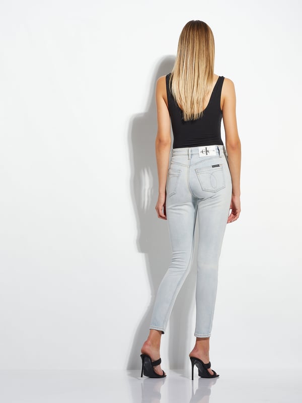 99% algodón, 1% elastano; Vaqueros Calvin Klein Jeans; Modelo: ZW0ZW010951AK; Mano de obra de alta calidad; Estilo de 5 bolsillos; Ajustado; Alto Pacto; botón, cremallera; Detalles del logotipo de Calvin Klein Jeans