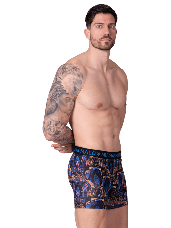 Die Boxershorts/Unterhosen von Muchachomalo sitzen wie angegossen und sind aus hochwertiger Baumwolle gefertigt. Ein weicher, elastischer Bund mit Logo aus Mikrofaserstoff sorgt für zusätzlichen Komfort.  Spezifikationen • 2 Stück • Normale Passform • Flache Nähte für zusätzlichen Komfort • Weicher Bund mit Muchachomalo-Logo  Wartung • Bei 30 Grad waschen • Nicht im Trockner trocknen • Bei mittlerer Hitze bügeln (2 Punkte)  Warum Muchachomalo? Muchachomalo arbeitet nur mit Fabriken zusammen, die BSCI- und OEKO-TEX-zertifiziert sind. Ziel dieser Fabriken ist es, die Arbeitsbedingungen kontinuierlich zu verbessern. Sie kämpfen für das Recht, eine Gewerkschaft zu gründen, für sichere Arbeitsbedingungen und sind gegen Zwangs- und Kinderarbeit. Sie ermöglichen es Verbrauchern und Unternehmen außerdem, verantwortungsvolle Entscheidungen zu treffen, die unseren Planeten für zukünftige Generationen schützen.