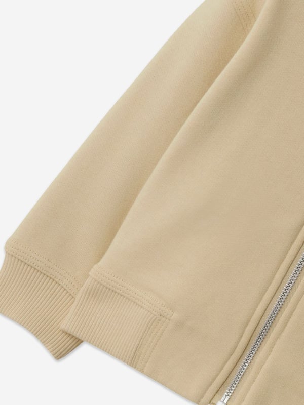 Burberry reconceptualise vintage archives into beautifully modernised aesthetics. This baby girls hoodie captures the label's passion for minimalist sophistication and elegance. It features a distinctive Equestrian Knight pattern, hood, and front zip closure. Long Sleeves Straight Hemline 100% Cotton
