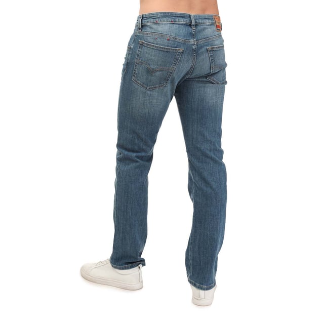 Herr Diesel D-Mhtry Straight Jeans i denim. - Klassisk 5-fickors design. - Knappstängning. - Bälteshällor. - Läderpatch med varumärke på bakre midjan. - Silverfärgade nitar med kontrasterande sömnad. - Diesel-varumärke på baksidan. - Medelhög midja. - Regular fit. - 98% bomull 2% elastan. - Ref: A003900IHAT01