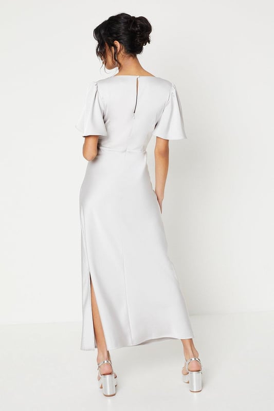 Made from satin, this elegant midi dress is not only stylish but also comfortable to wear. Whether you're attending a party or going out with friends, this dress will make you stand out. It's also a great option for bridesmaids, adding a touch of sophistication to any wedding.