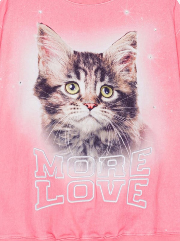 Molo project fun Scandinavian properties and stellar sustainability into their abstracts. This girls beautiful pink sweatshirt is both captivating and versatile. Crafted from organic cotton with a large cat print and 'More Love' as well as rhinestone details on the front. The sweatshirt has a round neck, drop shoulders and long sleeves. 100% Cotton