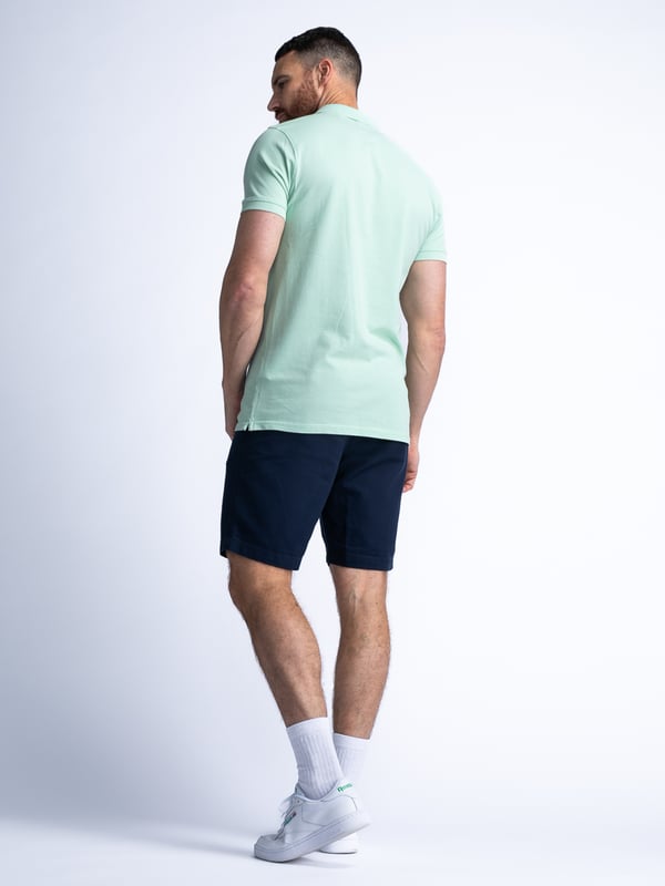 Unifarbenes Poloshirt mit offenem Kragen und Knopfleiste. Das Poloshirt ist mit einem im Brustbereich applizierten, dezenten Logo-Emblem ausgeführt. Hergestellt aus 100 % Baumwolle. Du schwankst zwischen zwei Größen? Nimm die größere Größe! Unifarbenes, klassisches PoloshirtOffener KragenKnopfverschlussDezentes Logo-Emblem100 % Baumwolle