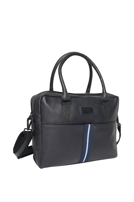 Meet your ideal travel companion – the Barneys Originals Messanger. Crafted from soft yet durable real leather, this versatile bag ensures both style and resilience for your journeys. With an adjustable strap, it effortlessly adapts to any occasion, making it a practical and chic choice for all your travel needs.