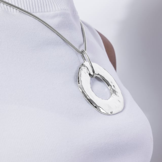 Collar Routa acabado en rodio. África se convierte en la línea perfecta para mujeres con personalidad, que no temen arriesgar y lucir piezas con carácter propio.
Un viaje a nuestros orígenes.
