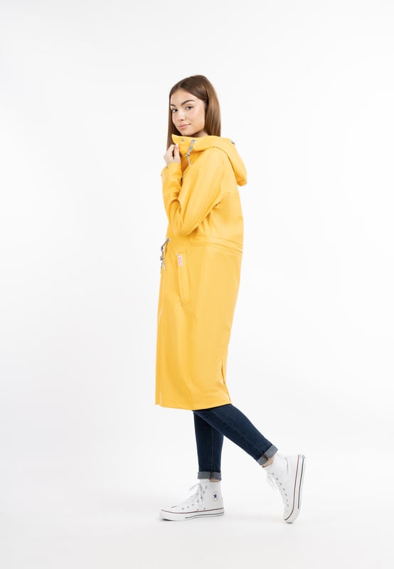 Avec l'imperméable de myMo, vous êtes paré pour les temps imprévisibles. Le long manteau tendance dispose d'un matériau enduit avec des coutures entièrement scellées, de sorte que l'humidité et le froid ne peuvent pas pénétrer à l'intérieur. La doublure intérieure douce en jersey mélangé, que l'on retrouve également dans la capuche, assure une chaleur supplémentaire. La fermeture éclair robuste débouche sur un col montant avec protection du menton et est recouverte d'une patte à boutons-pression. La coupe du parka de pluie est droite, mais peut être resserrée individuellement à l'aide d'un cordon de taille.
