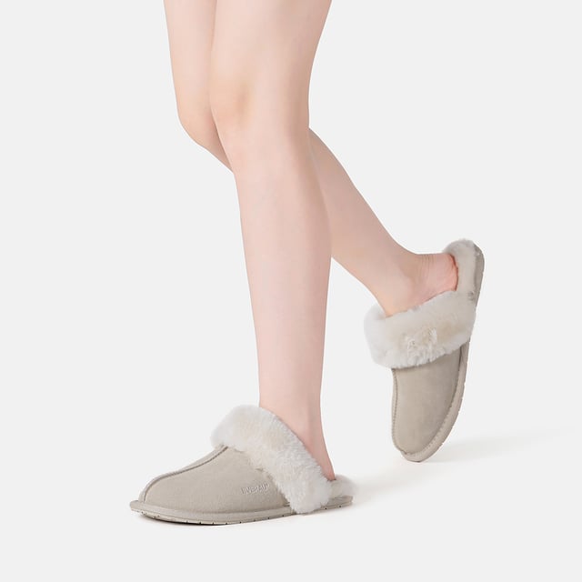 Estas pantuflas Harrier suaves y esponjosas son pantuflas tradicionales para mujer que son perfectas para usar en casa y brindan la máxima calidez y comodidad en las noches de invierno. Descripción: Ante Parte superior Forro de lana de piel de oveja Plantilla de lana de piel de oveja Suela de goma antideslizante Tecnologías: Parte superior resistente al agua Suela ligera