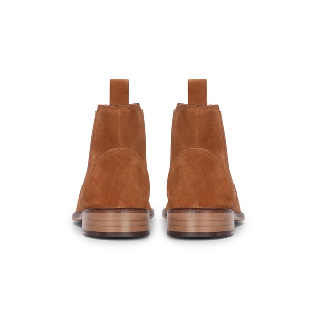 Mejora tu colección de calzado con los botines Chelsea sin cordones de ante en color tostado para hombre de London Brogues. Fabricadas con ante de primera calidad, estas botas ofrecen un aspecto y una sensación lujosos, perfectos para realzar atuendos tanto casuales como formales. El cómodo diseño sin cordones presenta paneles laterales elásticos para un ajuste ceñido y fácil de usar. Con una suela de cuero duradera que proporciona un agarre superior, estas botas son adecuadas para diversas superficies y condiciones climáticas. Disfruta de comodidad durante todo el día con la plantilla acolchada, lo que las hace ideales para largas horas de pie. Ante de primera calidad para una apariencia sofisticada Comodidad sin cordones con paneles laterales elásticos Suela duradera con agarre superior para tracción Plantilla acolchada para mayor comodidad ideal para uso prolongado