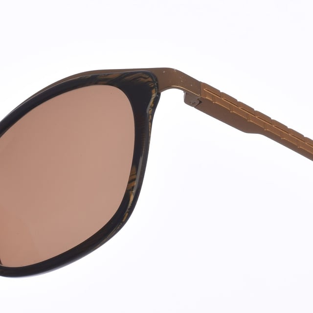 Paloma sunglasses.
 Zen sunglasses with acetate and metal frame.
 Butterfly shape.
 Acetate and metal temples.
 100% UV Protection.
 Includes a neutral fabric cover.
 Measures: Lens height: 49 mm
 Lens width: 54 mm.
 Bridge: 16 mm.
 Temples: 145 mm.
 Composition: Acetate, Metal
 Care:
Cleaning and maintenance:
 -Clean the glasses with soap and water (neutral).
 - Do not use dirty or abrasive cloths, which may alter the characteristics of the filters.
 - Use only original accessories and spare parts.