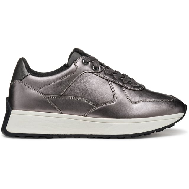 Amabel ist ein Low-Cut-Sneaker im Retro-Laufschuh-Stil mit viel modernem Charme. Gefertigt aus Metallic-Leder und einem perlglänzenden Material mit Ledereffekt, ist er ideal, um sportlich-schicken Charme in den Alltag zu bringen.
