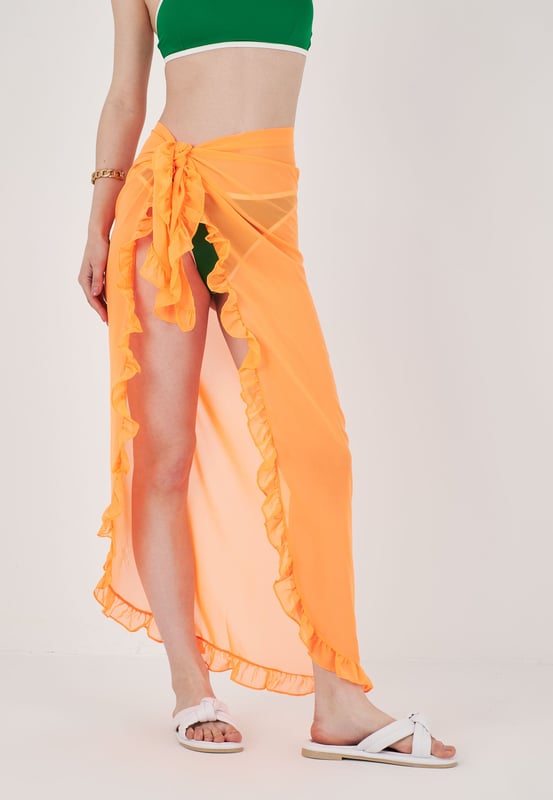 Herita Langer Pareo
-------------------------------------------------------------------
Der Herita Long Pareo ist eine wunderbare Mischung aus Eleganz und Vielseitigkeit, die Ihren Abenteuern am Meer einen Hauch von Luxus verleiht. Mit viel Liebe zum Detail wurde dieser Pareo aus hochwertigem Stoff gefertigt, der anmutig fällt und unendlich viele Stylingmöglichkeiten bietet. Ob als schickes Wickeltuch oder als stilvoller Sarong, der Herita Long Pareo lässt sich mühelos mit Badeanzügen und Strandkleidung kombinieren. Das raffinierte Design und die leuchtenden Farben machen ihn zu einem Blickfang, der sich perfekt zum Entspannen am Pool oder für exotische Ausflüge eignet. Mit dieser unverzichtbaren Ergänzung Ihrer Urlaubsgarderobe können Sie den Reiz des glamourösen Strandvergnügens auskosten.
-------------------------------------------------------------------
Stichpunkte zum Artikel:

* Mühelose Eleganz: Der Herita Long Pareo strahlt mühelose Eleganz aus und unterstreicht Ihren Strandlook mit seinem luxuriösen Fall.
* Vielseitiger Stil: Dieser Pareo kann auf verschiedene Weise gestylt werden, als schickes Wickeltuch oder als stilvoller Sarong.
* Premium Qualität: Mit viel Liebe zum Detail aus hochwertigem Stoff gefertigt, für dauerhaften Komfort und Haltbarkeit.
* Lebendiges Design: Das aufwendige Design und die leuchtenden Farben machen diesen Pareo zu einem herausragenden Stück in Ihrem Strandensemble.
* Schicker Strandbegleiter: Perfekt zum Entspannen am Pool oder für exotische Ausflüge - der Herita Long Pareo verleiht Ihren Strandmomenten einen Hauch von Glamour.
-------------------------------------------------------------------
Qualität und Verwendung:
* Erleben Sie höchste Qualität und Komfort mit dem Herita Long Pareo, der Ihren Strandstil mit seinem luxuriösen Look auf die nächste Stufe hebt.
-------------------------------------------------------------------
Design:
* Der Herita Long Pareo hat ein raffiniertes Design, das die Essenz des luxuriösen Strandvergnügens einfängt und ihn zu einem unverzichtbaren Accessoire für Ihre Urlaubsgarderobe macht.
-------------------------------------------------------------------
Waschanleitung:

* Schonende Handwäsche: Waschen Sie den Pareo mit der Hand in kaltem Wasser und mit einem milden Waschmittel, damit seine leuchtenden Farben und seine Weichheit erhalten bleiben.
* Vermeiden Sie grobe Behandlung: Behandeln Sie den Pareo vorsichtig, um ein Ausfransen und Beschädigen des Gewebes zu vermeiden.
* Nach Gebrauch ausspülen: Spülen Sie den Pareo nach jedem Strandbesuch mit kaltem Wasser aus, um Salz und Sand zu entfernen.
* Flach trocknen: Lassen Sie den Pareo flach trocknen und vermeiden Sie direktes Sonnenlicht, um die Farben zu erhalten.
-------------------------------------------------------------------
Sorgfältig aufbewahren: Falten Sie den Pareo ordentlich und bewahren Sie ihn an einem kühlen, trockenen Ort auf, um Falten zu vermeiden und die Qualität zu erhalten.
Erhöhen Sie Ihre Eleganz am Strand mit dem Herita Long Pareo - ein vielseitiges Accessoire, das Ihrer Strandmodekollektion einen Hauch von Luxus und Stil verleiht und perfekt ist, um am Wasser ein Statement abzugeben.