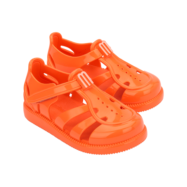 Let your baby slip into a world of dreams with the Mini Melissa Hip Daydream! Lightweight and easy to clean, the style will add cuteness to all of your little one's outfits. Velcro fastener ensures stability.