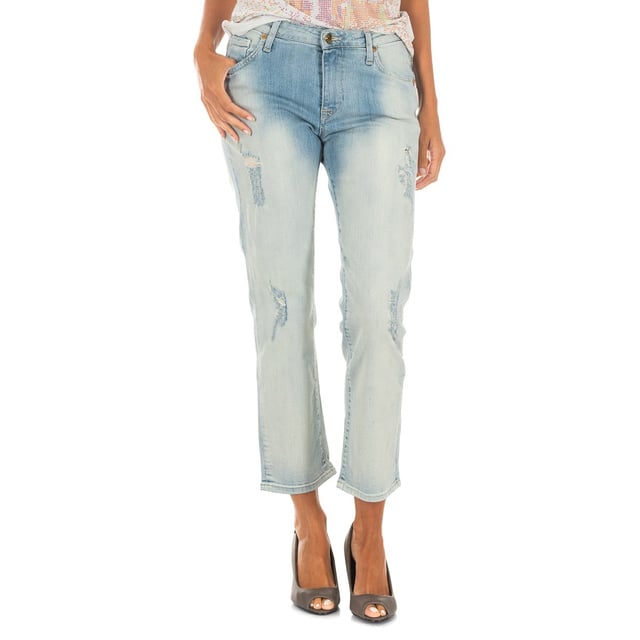 Long denim pants.
 Zipper and button closure on the front.
 Waist with belt loops.
 Two open pockets and mini pocket on the front.
 Two open pockets on the back.
 Metallic application of the brand name and logo, on the back of one of the pockets.
 Straight cut bottoms.
 Seams seen in tone.
 Composition: 98% Cotton, 2% Elastane
 Care:
- Wash maximum at 40ºC.
 - Iron at medium temperature, max. 110ºC.
 - Allows you to use a dryer.
 - Do not use bleach.
 - Does not support dry cleaning.