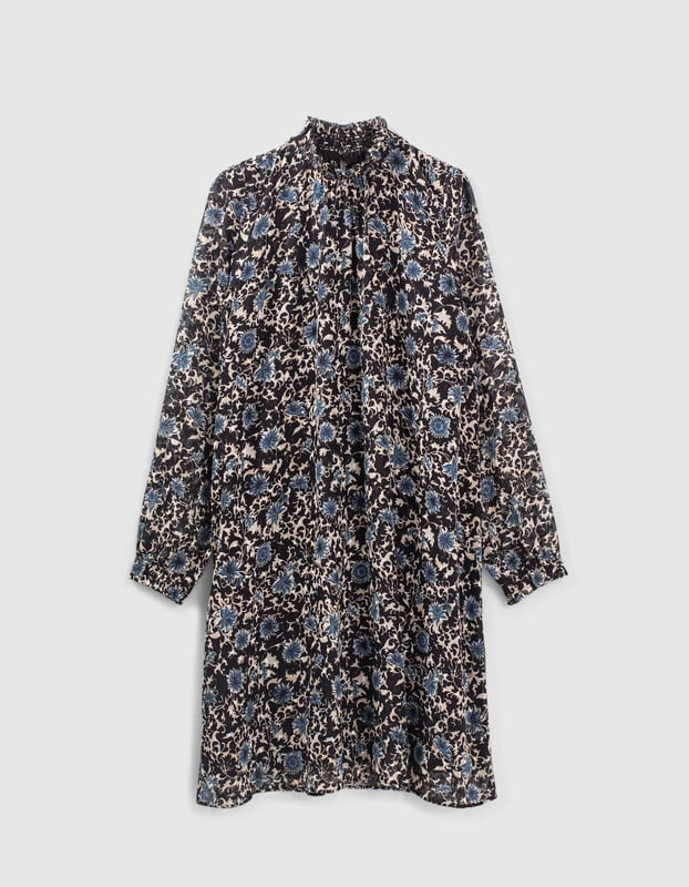 Midi dress with blue anemones, high neck and long sleeves. Elastics at the wrists and collar. Low-necked in the back and button fastening.