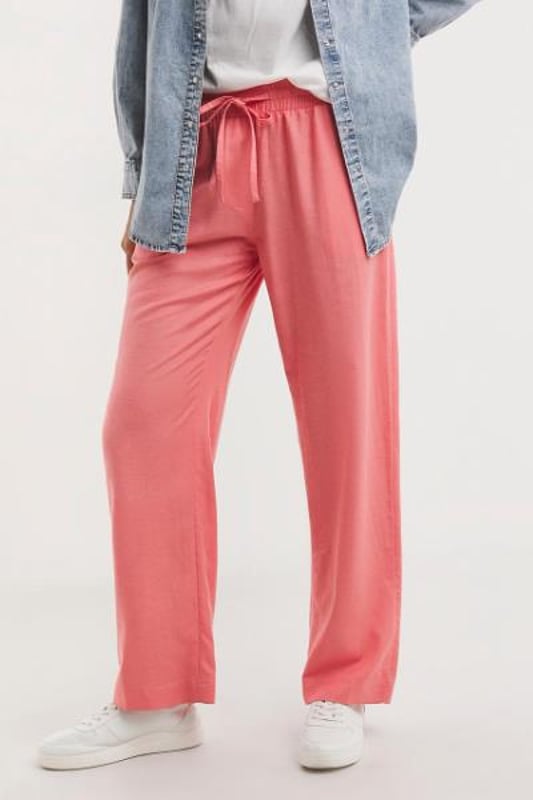 Super comfortable and super easy to style, these trousers have a pull on waistband for ultimate comfort Pair with a white tee & denim jacket Fit: Relaxed, Sizing: As expected